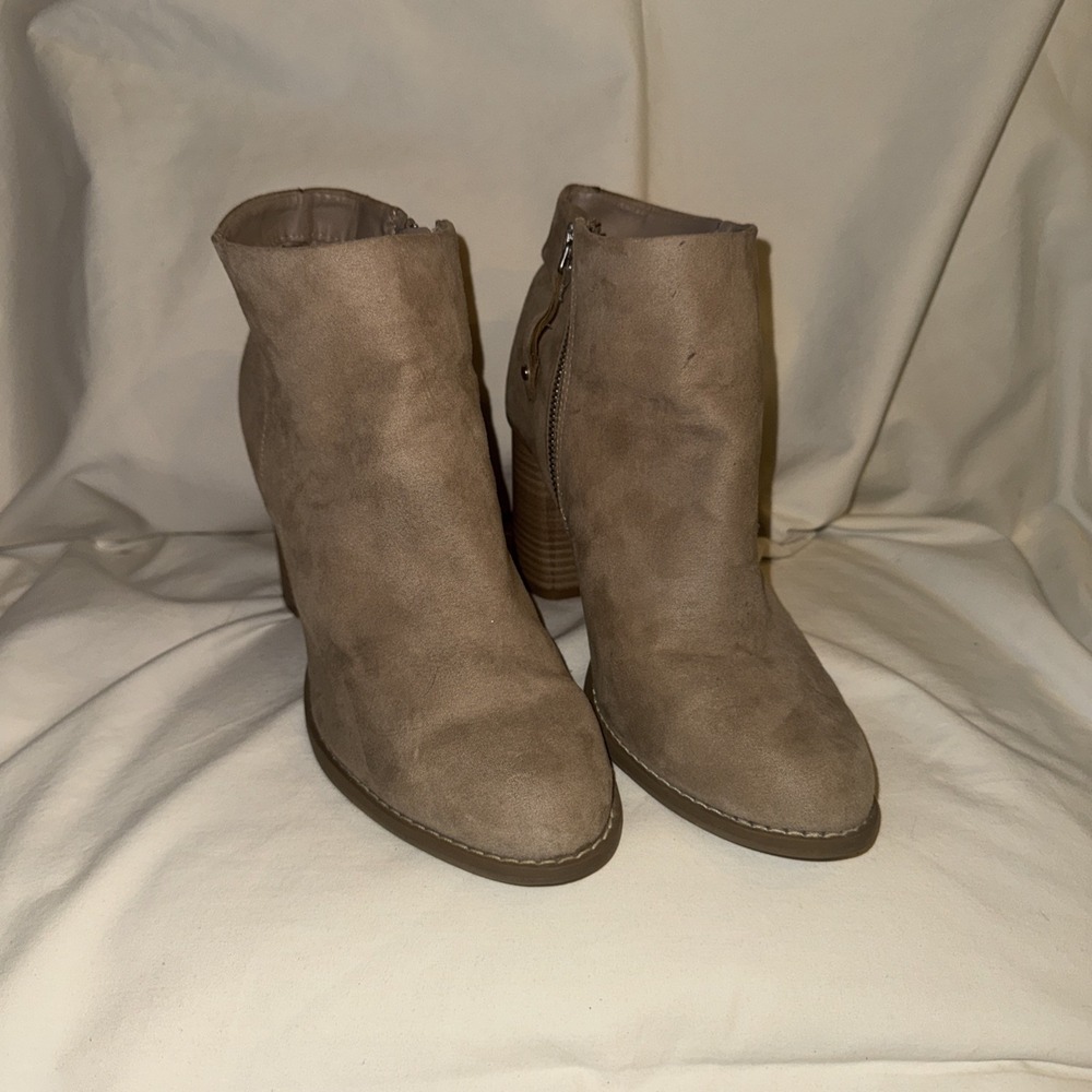 DV Dolce Vita Women's Ankle Booties Boots Tan Suede Size 9